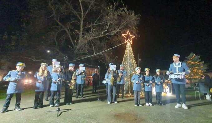Φωτογραφία Με λαμπρότητα η Φωταγώγηση του Χριστουγεννιάτικου Δέντρου στην Επισκοπή